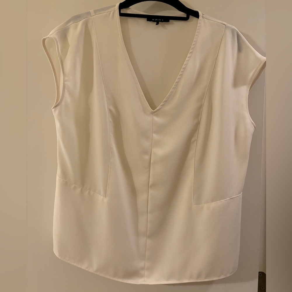 DKNY ivory cap sleeve flowy seamed v neck blouse size 6